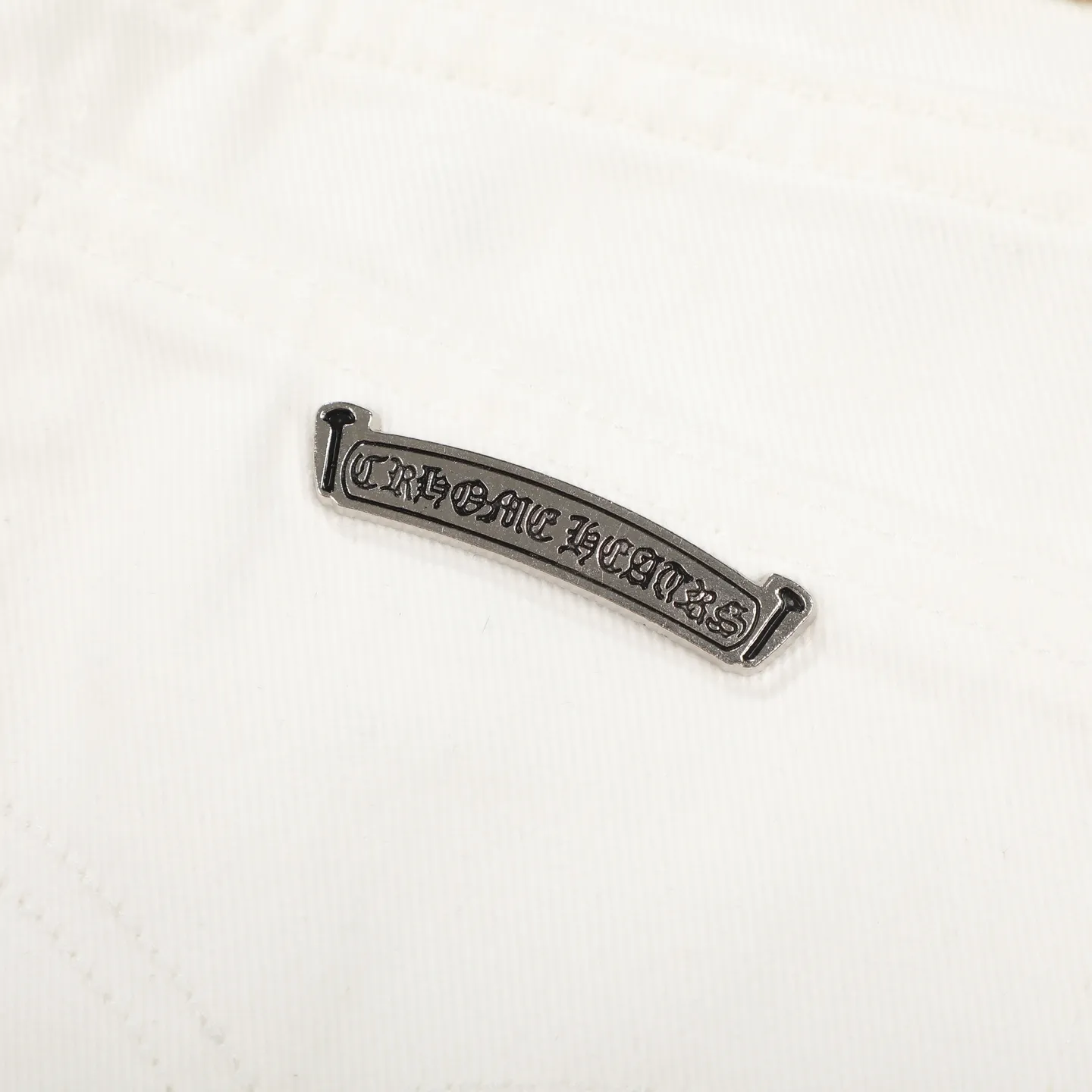 P250 Chrome Hearts 25SS white pants with three-color leopard print blue leather jeans. Chrome Hearts’ pants with the most popular colors are made of beaded canvas fabric. Heavy washing makes the upper body of the fabric more textured and the pants are tall and straight! The three-dimensional cutting of the whole trousers is a masterpiece! The hardware is customized by zp. The beaded canvas fabric is thick and soft after being washed. It has good breathability. Customized small leather label. Unique design. The details are simple and elegant, and the workmanship is exquisite. The whole trousers are neatly routed and the details are in place! It’s so cool that both men and women can easily control the genderless trend! Size: 28/30/32/34 Waist: 73/78/83/88 Sitting: 99/104/109/114 Pants length: 102/104/106/108